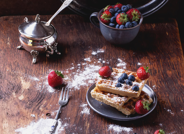Çilek ve şeker ile Belçika waffle - Fotoğraf, Görsel