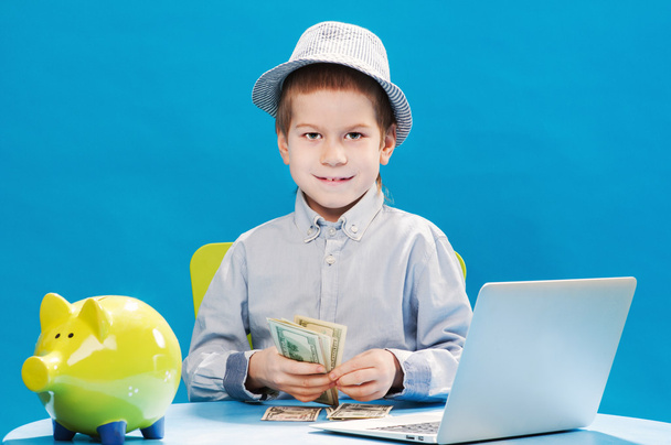 Маленький бизнесмен считает деньги
 - Фото, изображение