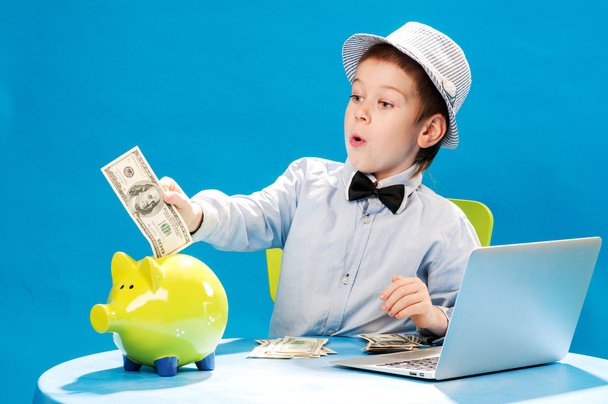 Маленький бізнесмен рахує гроші
 - Фото, зображення