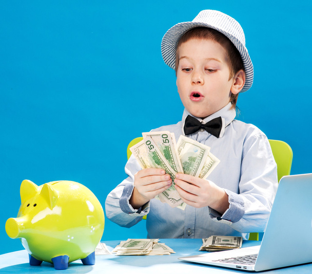 Petit homme d'affaires comptant l'argent
 - Photo, image