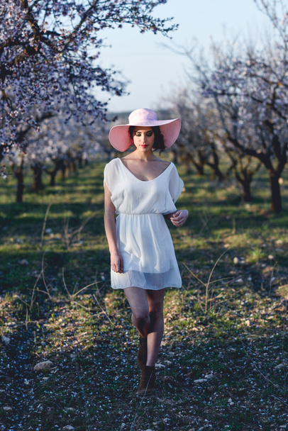 Retrato de jovem mulher no jardim florido na primavera tim
 - Foto, Imagem