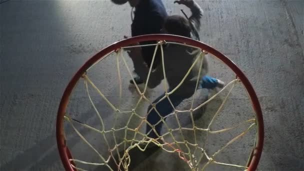 Vista de ángulo alto de un juego de baloncesto. Movimiento lento
 - Metraje, vídeo