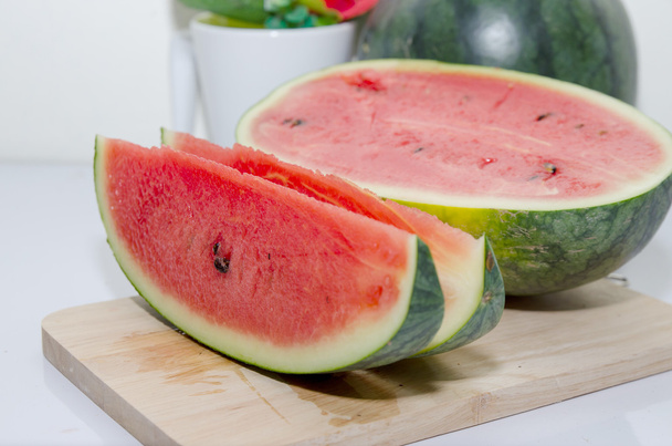 Wassermelone und Bissspuren, tropische Früchte sind süß, saftig, reich an Ballaststoffen und Vitaminen - Foto, Bild