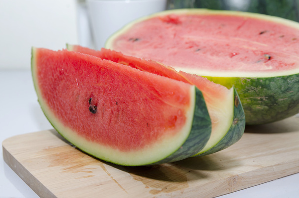 marcas de melancia e mordida, frutas tropicais são doces, suculentas, ricas em fibras e vitaminas
 - Foto, Imagem