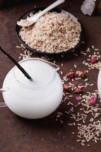 Mleko ryżowe z ziaren ryżu, miodu i suche róże - Zdjęcie, obraz