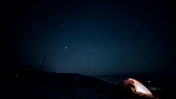 yö teltassa Karpaattien vuorilla Timelapse. Tähtitaivas
 - Materiaali, video
