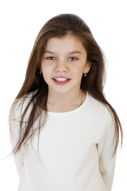 Retrato de una niña encantadora sonriendo a la cámara
 - Foto, imagen