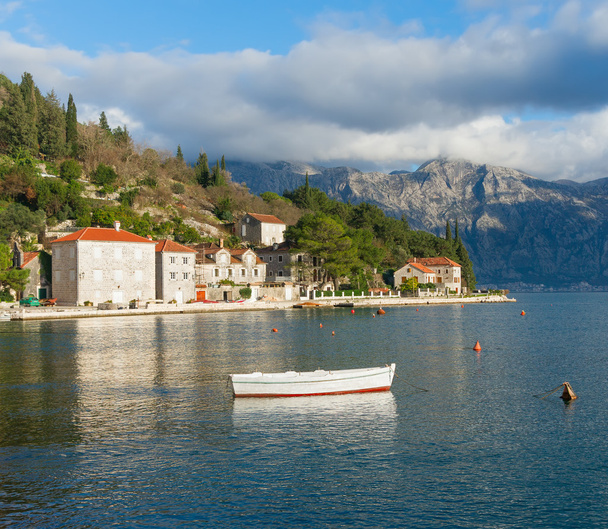 Perast ist eine alte Stadt an der Bucht von Kotor in Montenegro - Foto, Bild