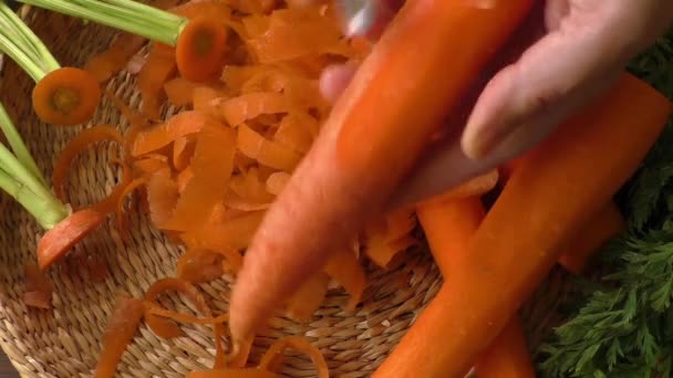 καρότα, που τεμαχίζονται επάνω σε μια σανίδα με μαχαίρι - Πλάνα, βίντεο