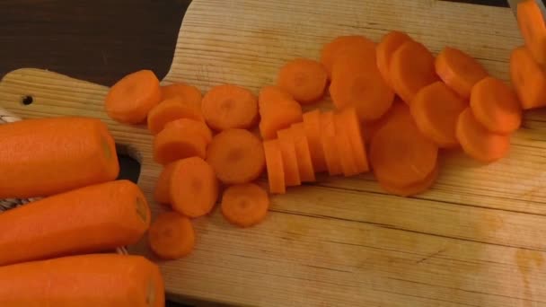 Zanahorias siendo picadas en una tabla de cortar con cuchillo
 - Metraje, vídeo