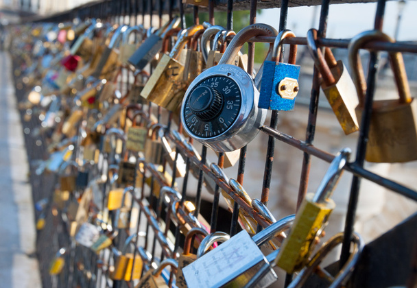 любов блокування на мосту в Парижі - Фото, зображення