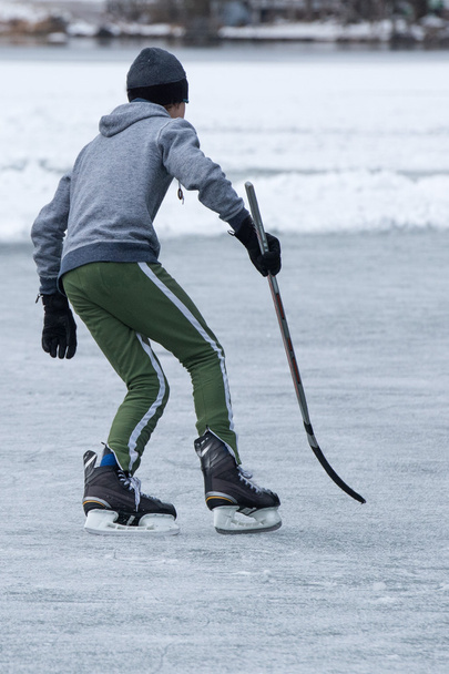 gente jugando hockey en el lago congelado
 - Foto, Imagen