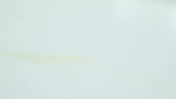 Una jeringa acostada sobre una mesa blanca
 - Metraje, vídeo