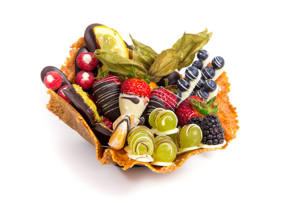 Postre de fitness: ensalada de frutas cubierta con chocolate decorativo
 - Foto, imagen