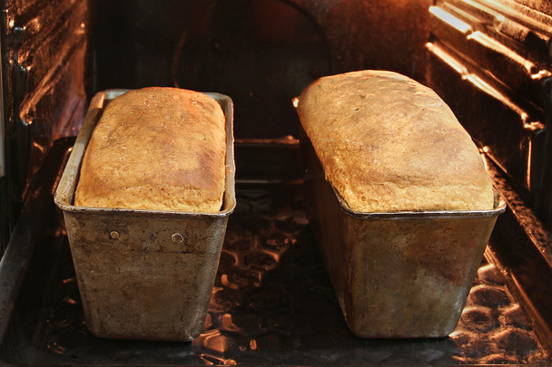 Cuire du pain dans une maison d'habitation. Le pain fait maison au four dans un
 - Photo, image