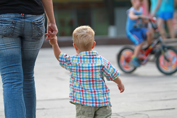 Маленький белый мальчик идет со своей мамой. Редакционная иллюстрация
 - Фото, изображение