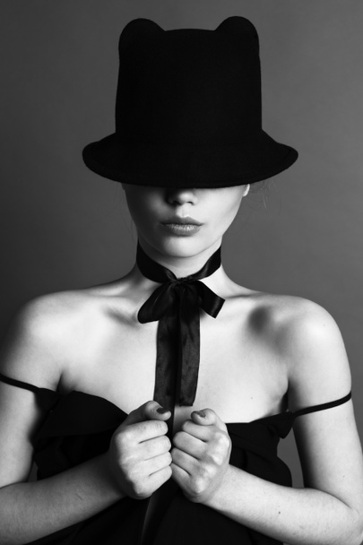 beautiful woman in  black hat - Foto, afbeelding