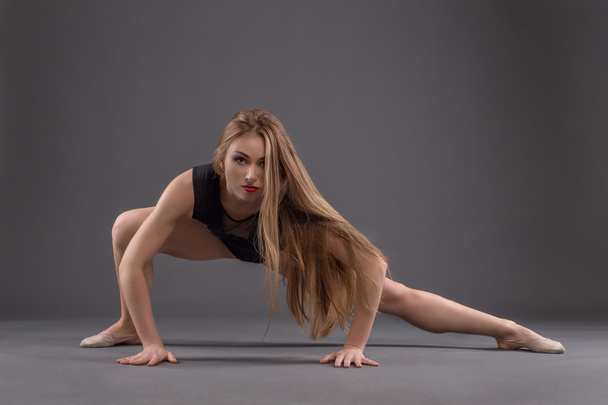Porträt einer Tänzerin im Studio  - Foto, Bild