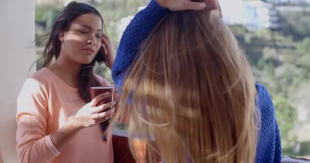 donne in piedi con tazze di caffè e chiacchierando
 - Filmati, video
