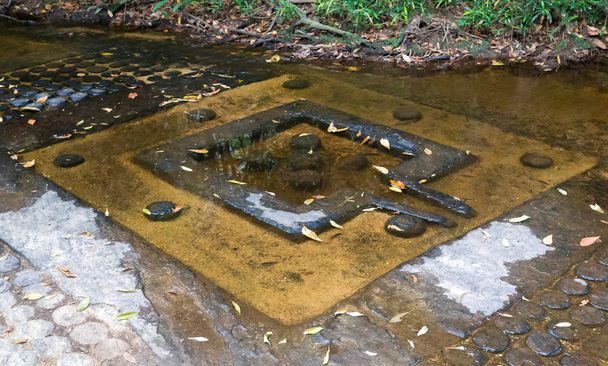Lingams kaiverrettu kivinen joenuoma kampuchea
 - Valokuva, kuva