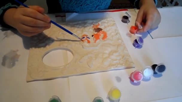 Child paints figures - Footage, Video