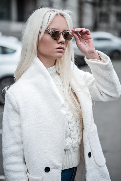 Blonde girl in sunglassses outside - Fotografie, Obrázek