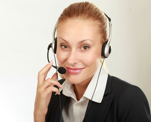 Callcenter-Betreiberin mit Kopfhörer surft auf ihrem Computer - Foto, Bild