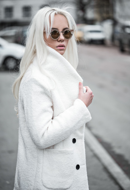 Cute blonde girl in sunglassses outside - Fotografie, Obrázek