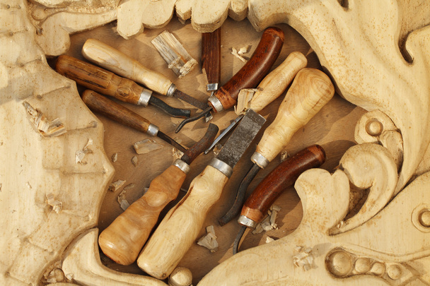 σκάλισμα εργαλείο closeup σε ξύλινα φόντο - Φωτογραφία, εικόνα