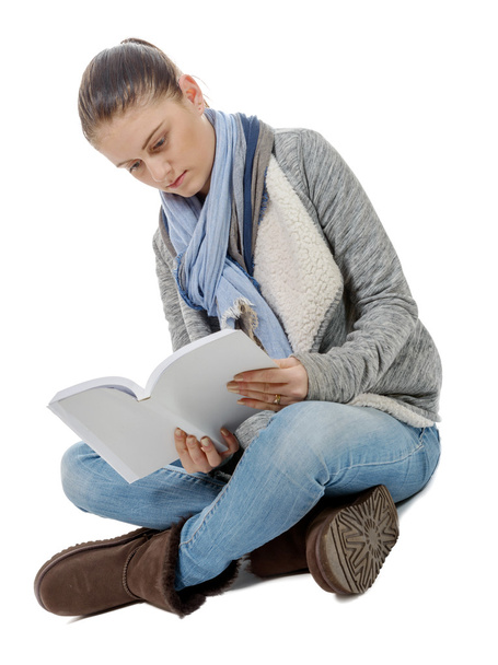  hermosa chica sentada con las piernas cruzadas, leyendo un libro sobre un blanco
  - Foto, Imagen
