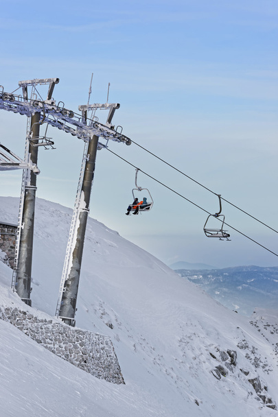 Silla elevadores con personas en Kasprowy Wierch en Zakopane en invierno
 - Foto, Imagen
