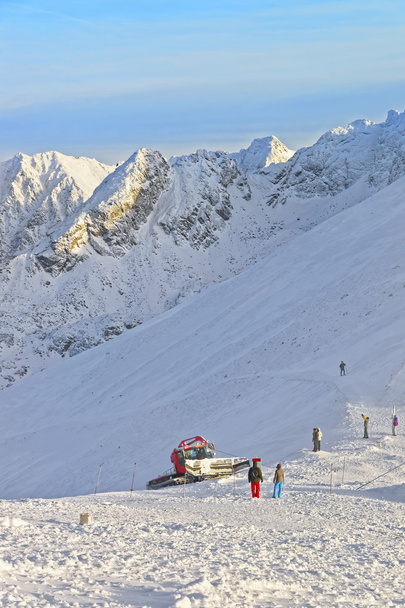 Ratrack työssä Kasprowy Wierch huippu Zakopane talvella
 - Valokuva, kuva