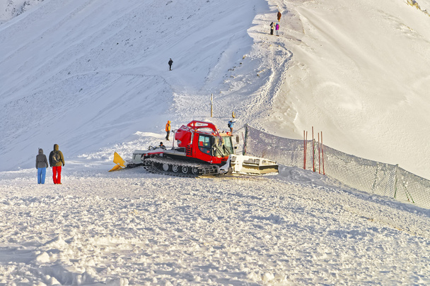 冬にザコパネ カスプロヴィ ヴィェルフ山の仕事で Ratrack ティム - 写真・画像