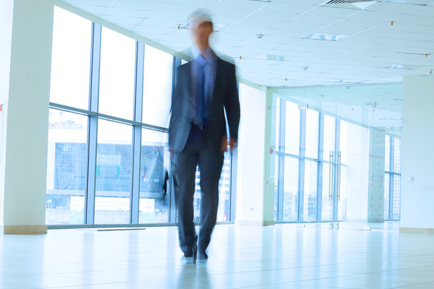 Businessman walking in the corridor of an business center - Valokuva, kuva