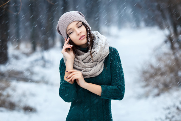 Hermosa mujer joven en invierno al aire libre
 - Foto, imagen
