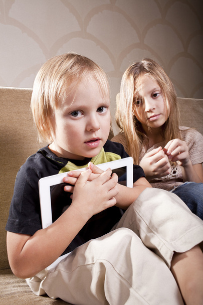 meisje en jongen met tablet pc - Foto, afbeelding