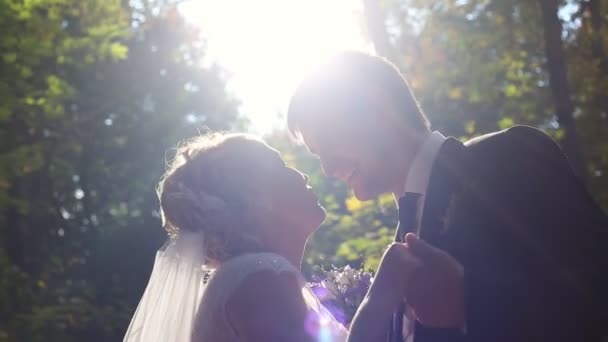 Menyasszony és a vőlegény az erdő csók - Felvétel, videó