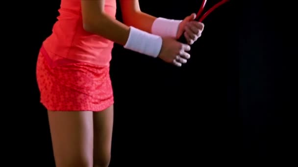 Tělo holka tenista očekává sloužící na černém pozadí - Záběry, video