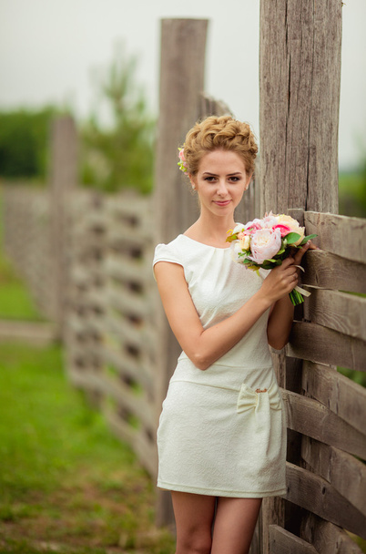 hermosa novia con flores - Foto, imagen