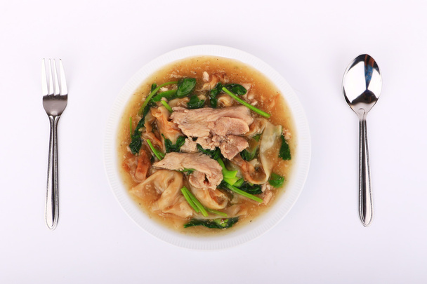 クリーミーなグレービー ソースの広い麺: 中国とタイ様式の食糧。タイ語でコールは「Rad Na です。" - 写真・画像