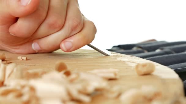 Hout snijwerk - menselijke hand beitelen een stuk hout - Video