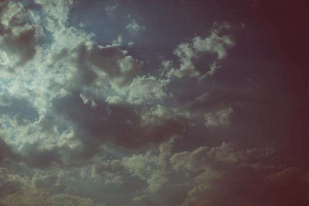 Солнечный луч сквозь облака солнечного света на голубом фоне неба
 - Фото, изображение