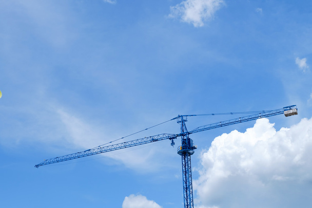 gran máquina de grúa de construcción con fondo de cielo azul claro
 - Foto, Imagen