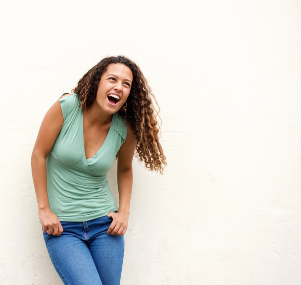 junge Frau lacht vor weißem Hintergrund - Foto, Bild