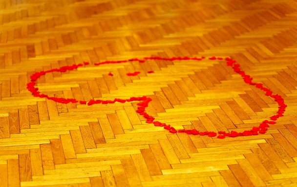 κόκκινη καρδιά του ροδοπέταλα στο χορό parket – έννοια αγάπης. - Φωτογραφία, εικόνα
