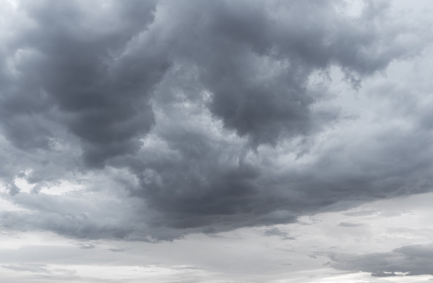beyaz bulutlar ve yağmur bulutları ile mavi gökyüzü - Fotoğraf, Görsel