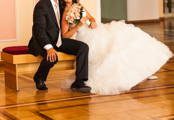 Boldog menyasszony és vőlegény az esküvőjükön - Fotó, kép