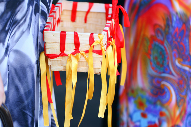 Svatební košíček s proužky a barevné pozadí - Fotografie, Obrázek