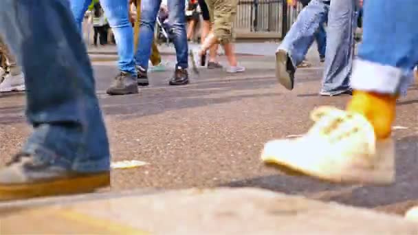 Menschen überqueren die Straße. Überfüllter Fußgängerüberweg. Londons Stadtleben - Filmmaterial, Video