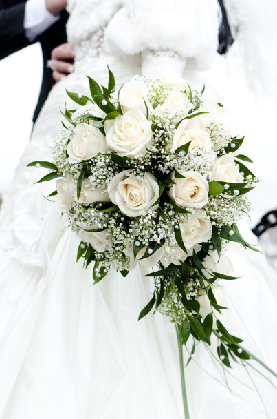bruids boeket van bloemen in de handen van de pasgetrouwden - Foto, afbeelding